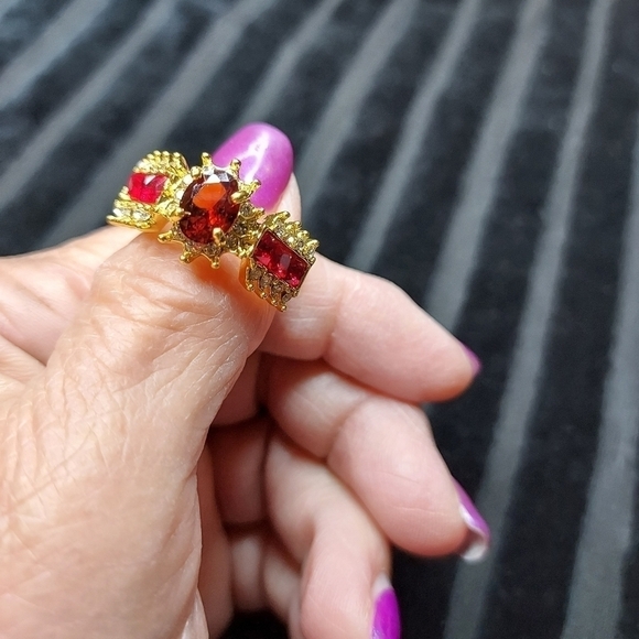 Gorgeous red stone , 925 silver in gold setting. Cubic zirconia around stone - Picture 7 of 13